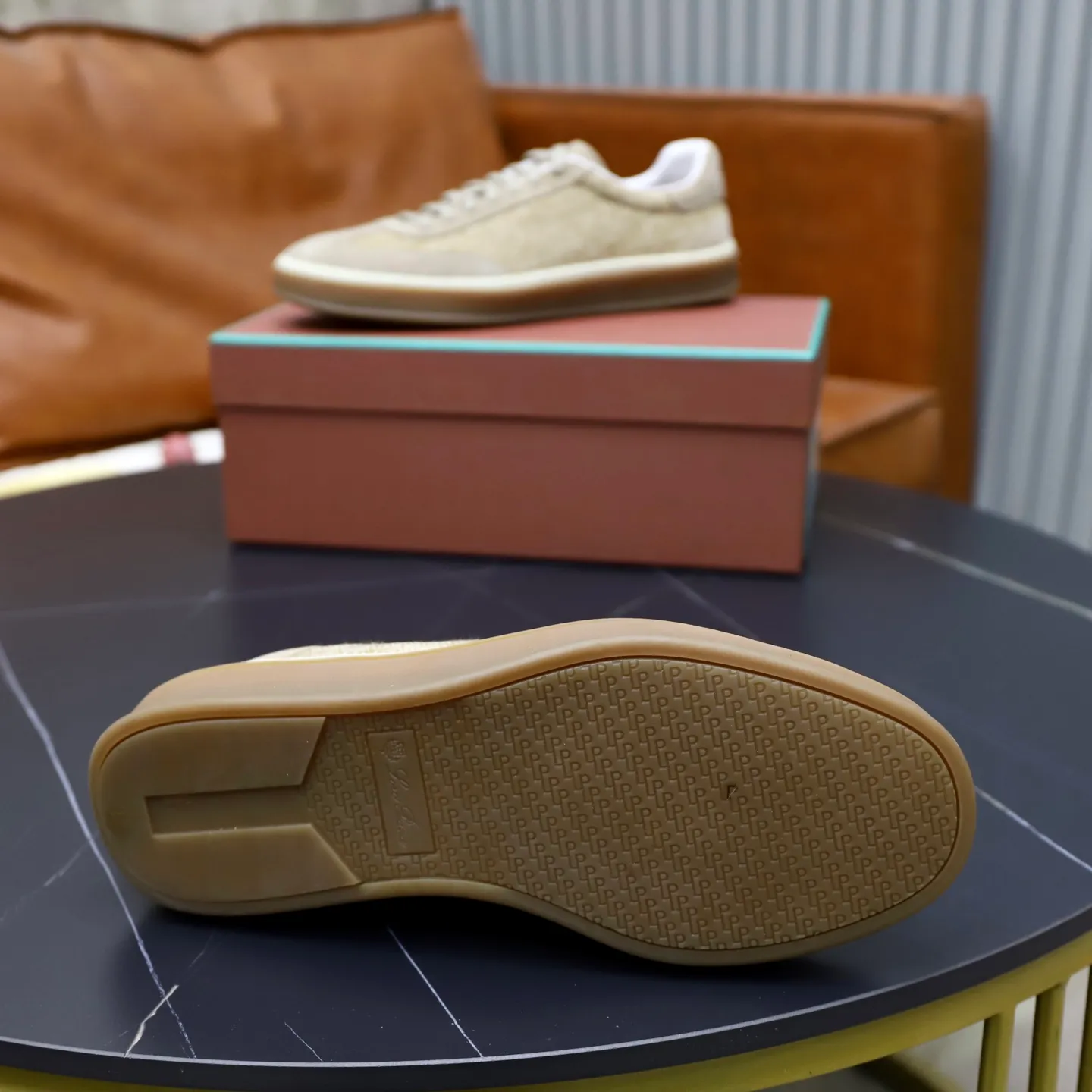 Ex-factory price: 540💰Loro Riana men’s moral training sneakers! Made from high-quality materials and designed in a low-cut silhouette, it offers an elegant and stylish look that's suitable for year-round wear. The unique double-layer sole aesthetic design, caramel cup-shaped outsole is decorated with off-white rubber trim, creating an attractive color combination. Pair with tailored pieces or jeans for a sophisticated yet casual look. The heel is decorated with soft cow leather tongue with Kummel color inserts and cotton laces with embossed LP logo. Upper: cow split suede stitching knitted fabric. Lining: original thickened soft sheepskin. Size: 38-39-40-41-42-43-44 (customized in 45.46)